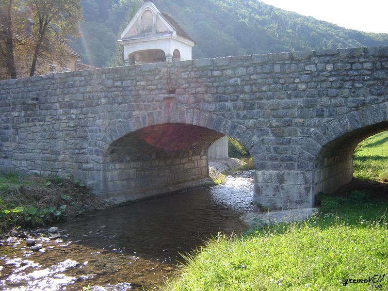 Kamniti most čez Mirno