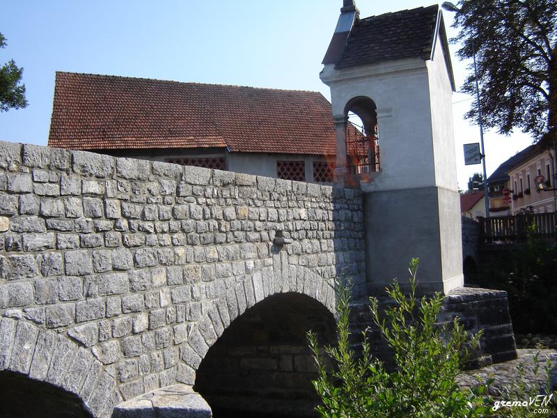 Kamniti most čez Mirno